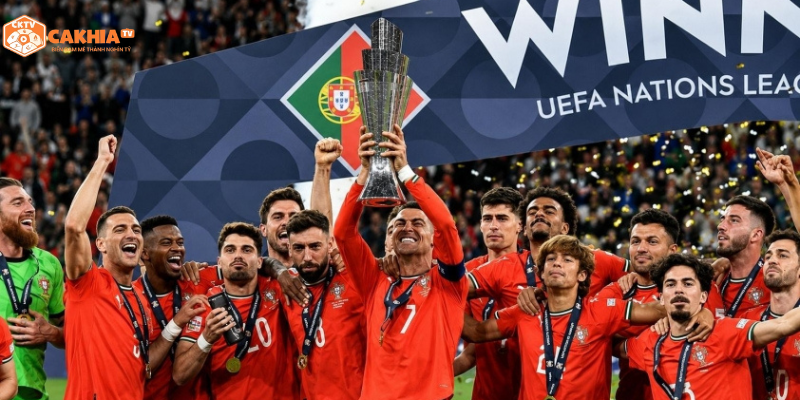 Ronaldo nâng cao chiếc cúp Nation League 2025 cùng ĐT Bồ Đào Nha